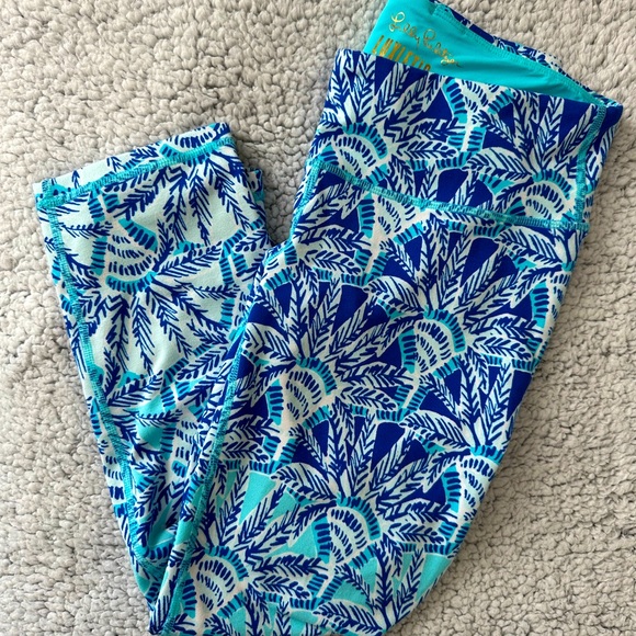 Lilly Pulitzer luxletic blue crop Weekender Leggings. “One of a kind” print sz S - Picture 2 of 12
